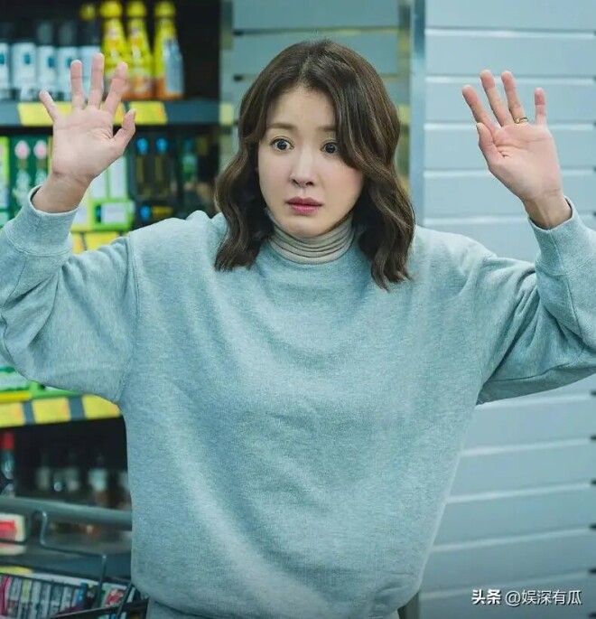 44岁演员女星穿泳装给女儿喂奶 日常画面引热议（配图21）