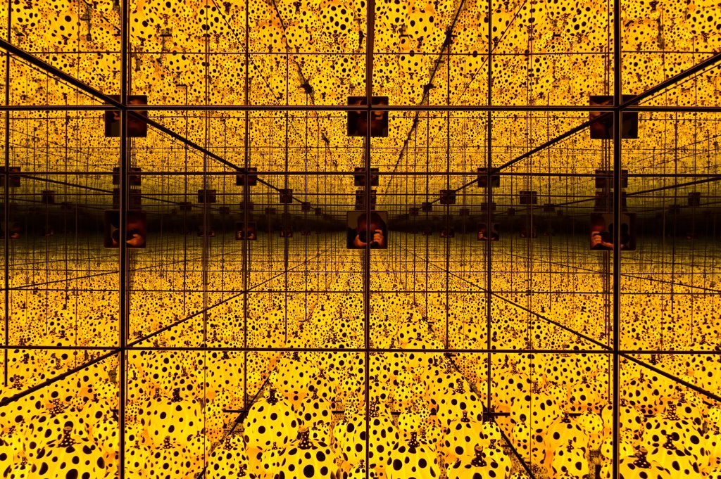 德國柏林葛羅皮亞斯國家展覽館（Martin-Gropius Bau）「草間彌生回顧展」，展出草間彌生2015年裝置藝術作品《南瓜靈魂降臨天堂》，吸引攝影師捕捉影像。照片攝於2021年5月19日。（法新社）