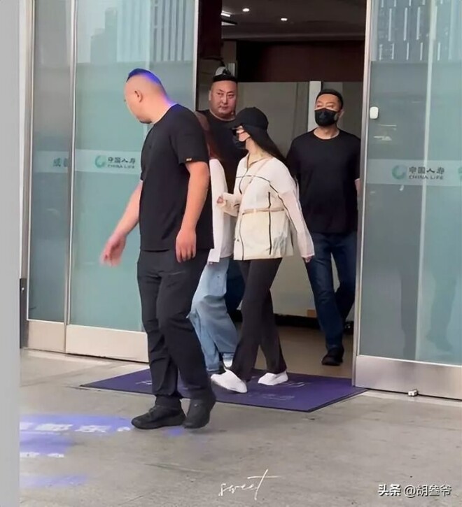 刘亦菲穿60块上衣背两万LV包 双腿粗壮丰腴（配图4）