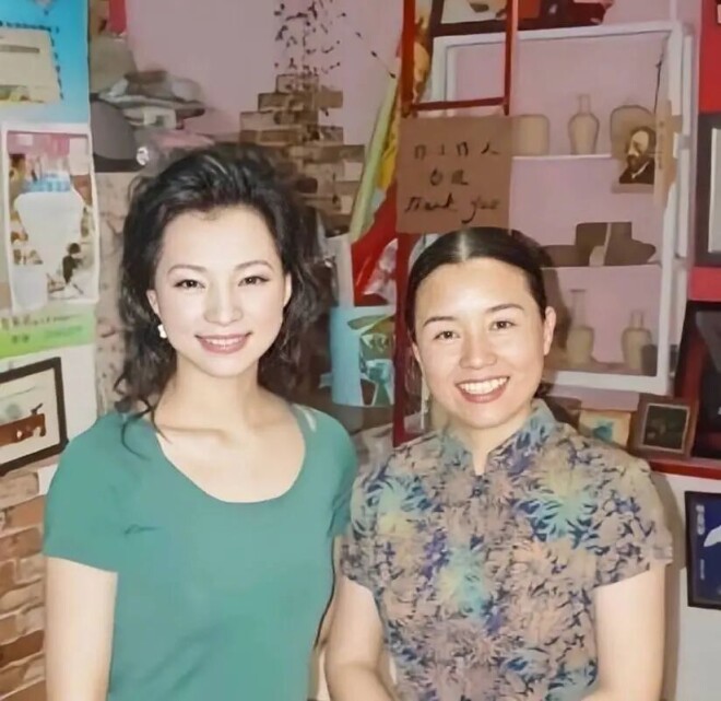 董卿现身北京带爸爸看展 背3W包包穿4W衣服（配图9）