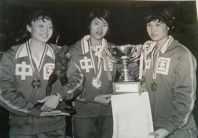 女排首任队长弃官下海，北京有楼女儿是国际超模