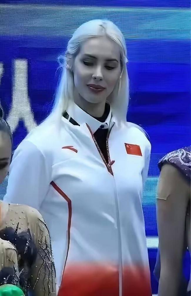 亚运会闭幕式上，中国代表团里一位美女火出圈