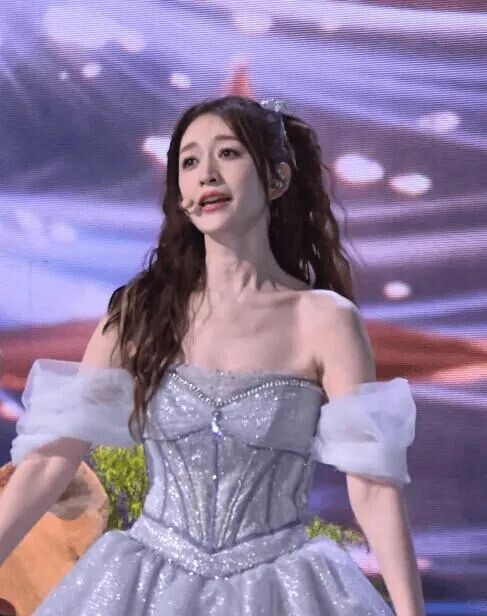 50岁李小冉现身 穿抹胸身材极品白皙（配图4）