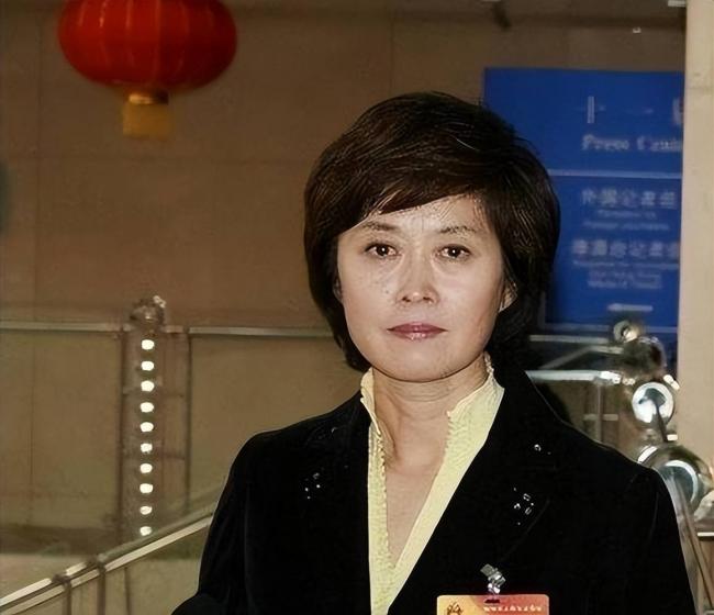 敬一丹被曝抢救一个多月去世？悼念人紧急删帖
