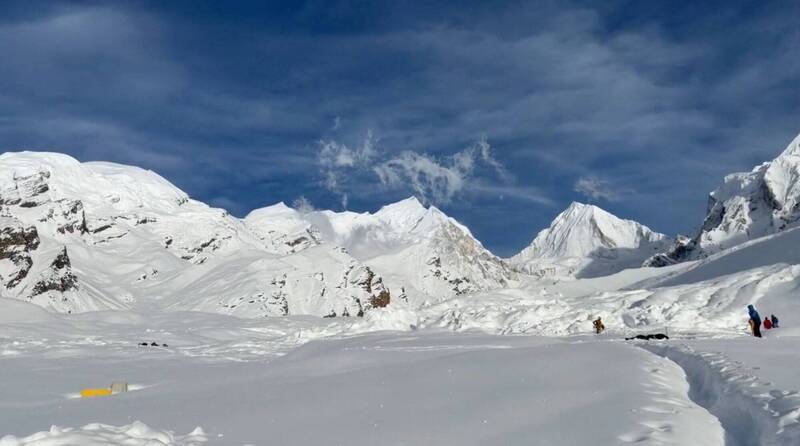 喜马拉雅山区希姆隆峰（Himlung Himal）基地营周日遭大规模雪崩袭击，营地被约4.3公尺深的积雪掩埋。 （路透）
