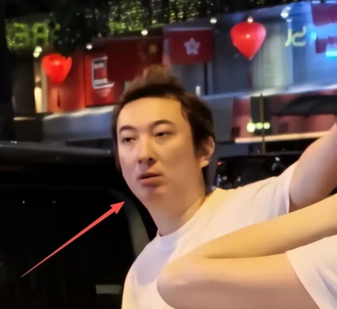 王思聪带女友香港偶遇 头秃脸蜡黄大劳抢镜（配图4）