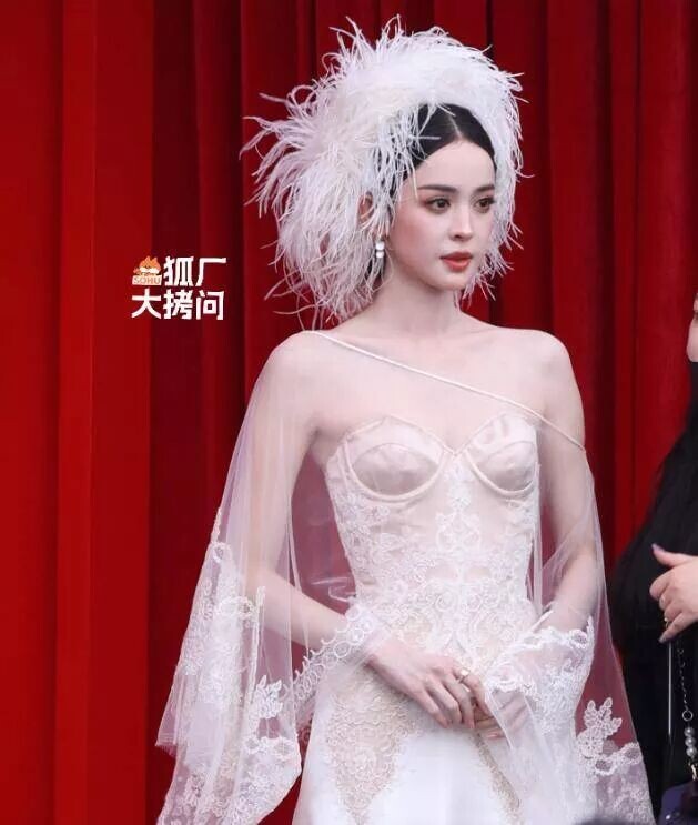 全透明、没一块布料 戚薇宋妍霏被指擦边（配图16）