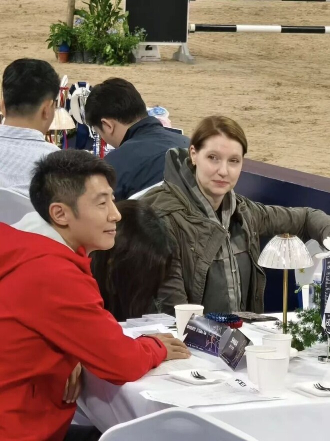 撒贝宁假期携妻儿回武汉 7岁龙凤胎好黏爸爸（配图1）