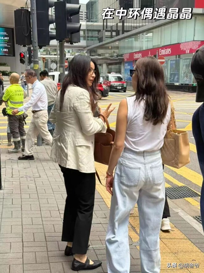 郭晶晶中环逛街被偶遇 衣服皱巴、头发干枯毛躁（配图6）