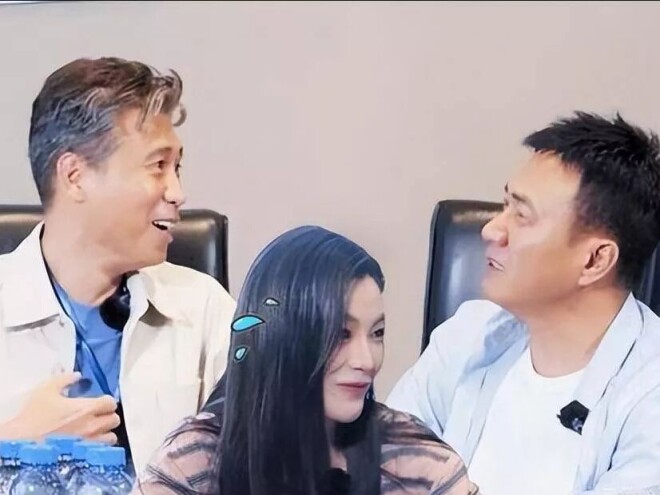 胡军一家四口现身英国 女儿长得像妈妈（配图24）