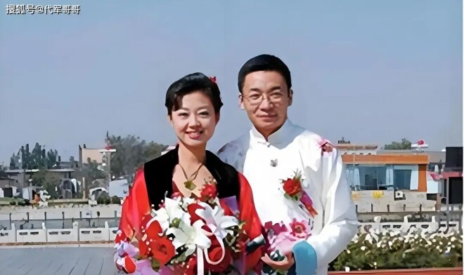 47岁央视主持人高博近况 娶美女廉伟生下一子（配图1）
