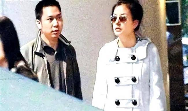 被封5年后赵薇再曝近况，瘦到脱相不敢认