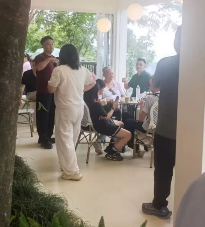76洪金宝现身恩施 61妻子搀扶他同行（配图5）