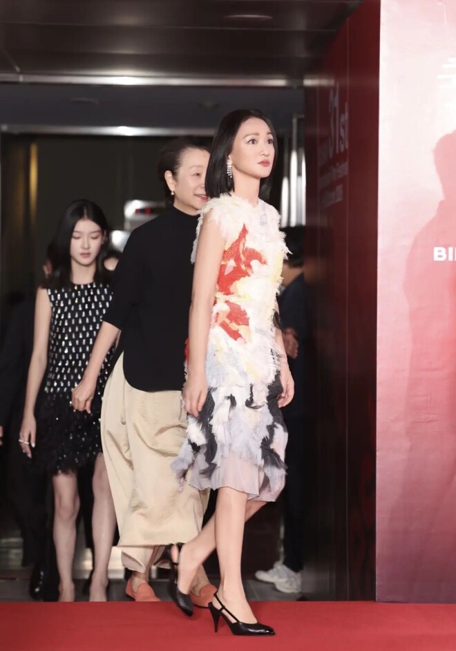 51岁周迅同框71岁奚美娟 一个灵动一个优雅（配图2）