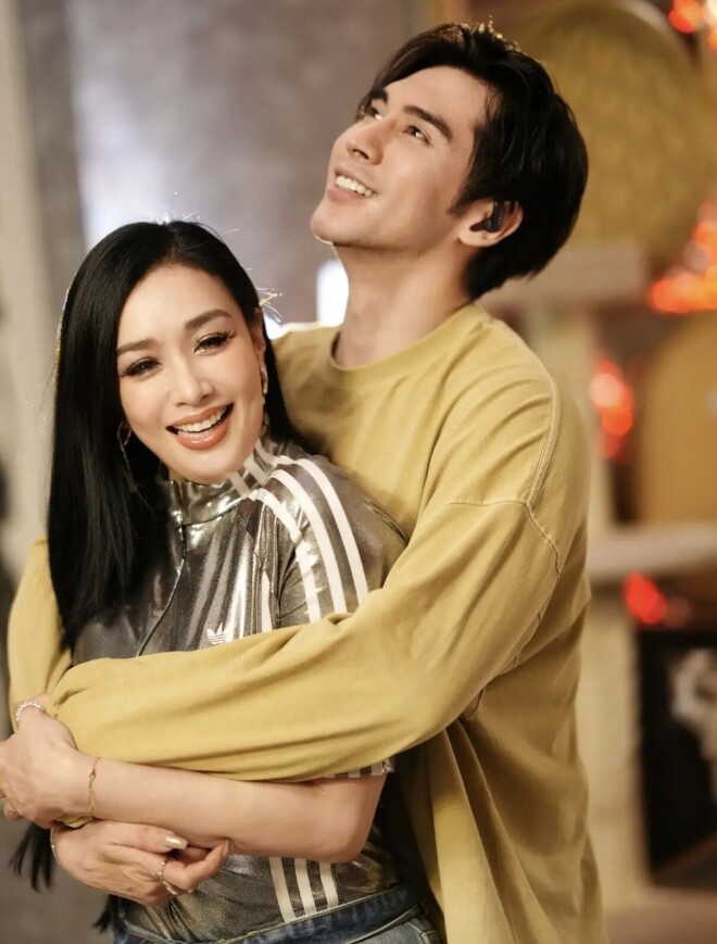 钟丽缇夫妇走机场：她腰粗胯宽 张伦硕打扮潮酷（配图13）