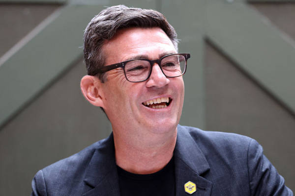 新首相伯纳姆，不就是英国版的曼达尼吗