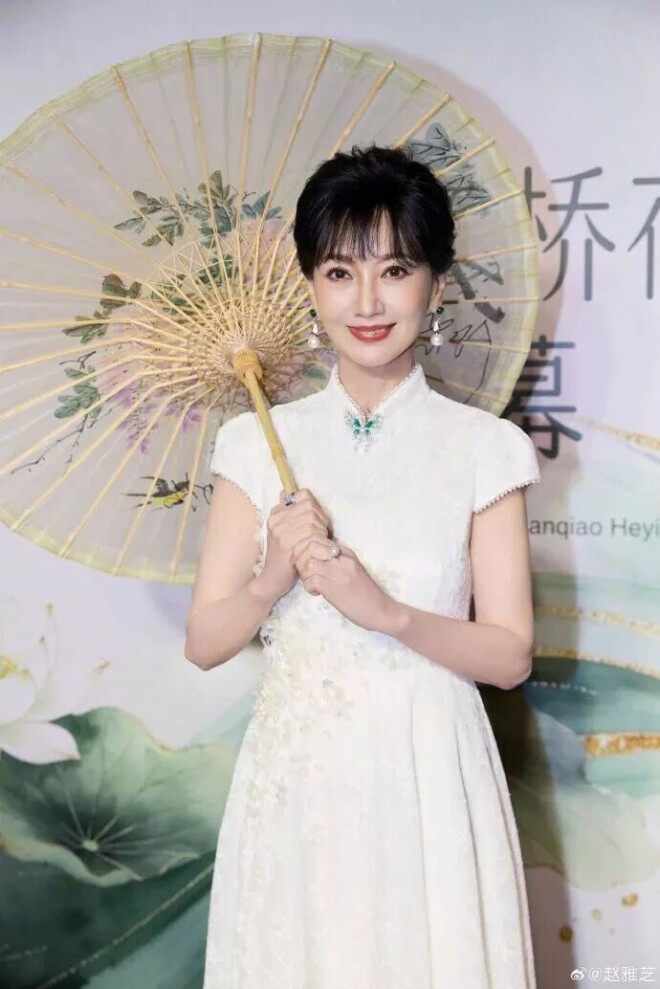 72岁赵雅芝现身杭州西湖 分享“冻龄秘诀”（配图2）