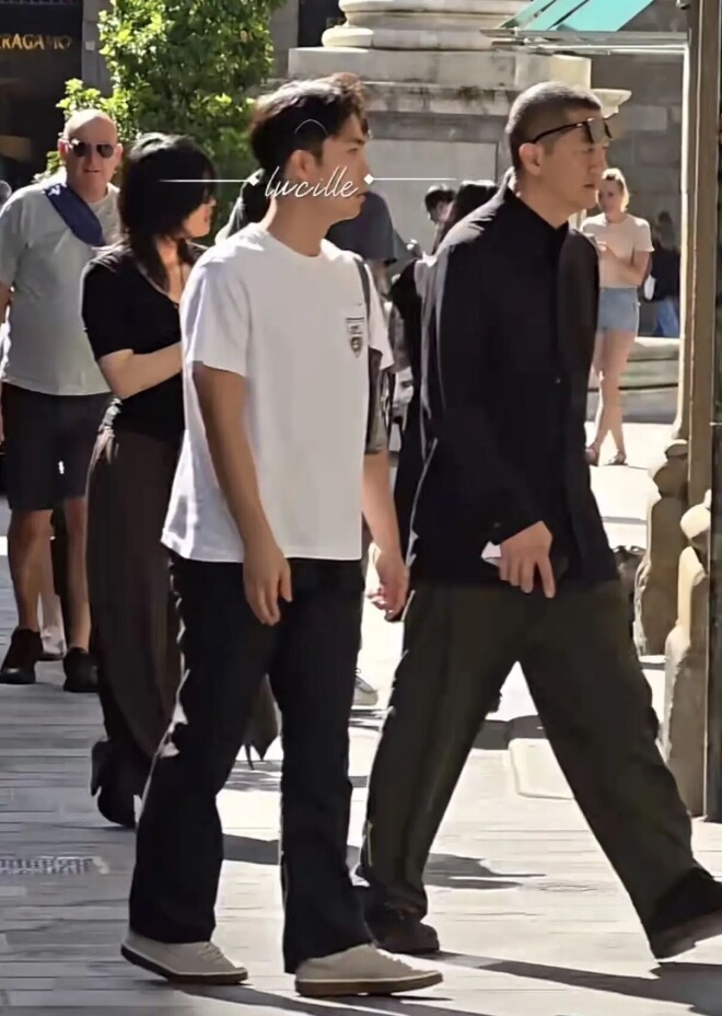55岁李亚鹏疑似恋爱 身边女伴侧颜很像王菲（配图3）