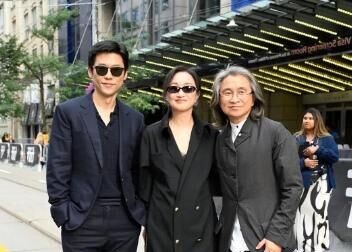 多伦多电影节 周迅酒红深V配黑西服松弛感拉满（配图8）