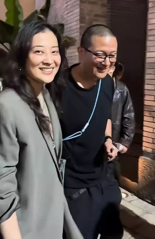 50岁梅婷和老公乌镇逛街被偶遇 网友看完都羡慕（配图1）