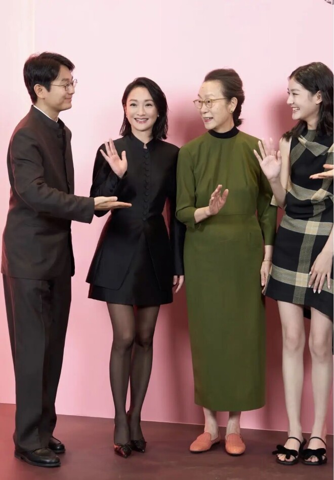 51岁周迅同框71岁奚美娟 一个灵动一个优雅（配图19）