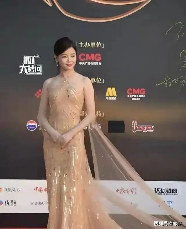辛芷蕾没遮副乳全网吵翻天 网友们到底在吵什么（配图1）