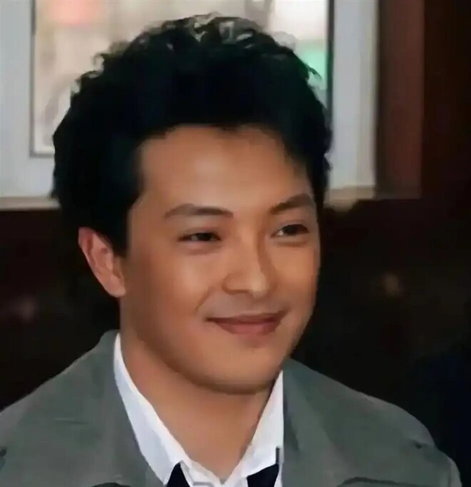 与曾黎分手4年后娶饶敏莉 50岁的富大龙现状如何（配图1）