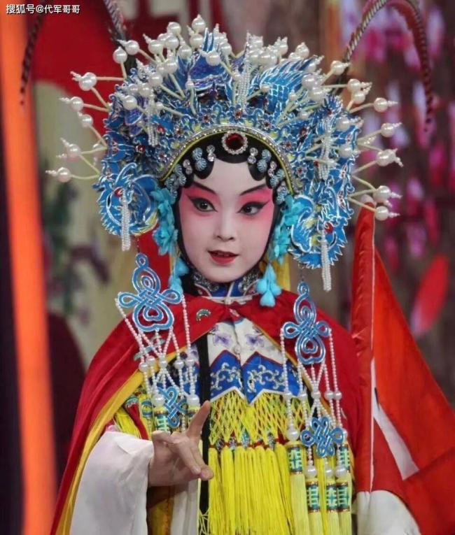 她4岁时跟哥哥上春晚，7岁时哥哥病逝，现状如何