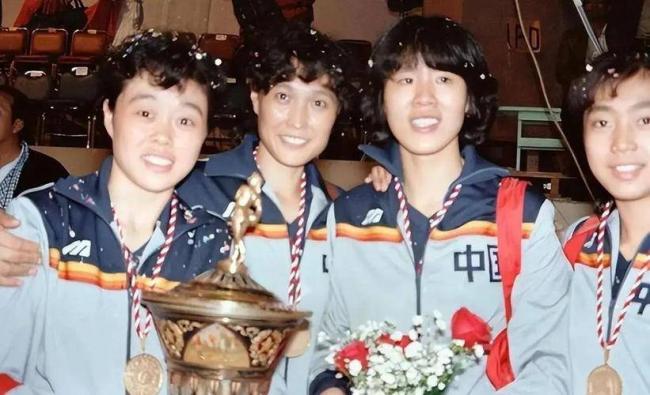 女排首任队长弃官下海，北京有楼女儿是国际超模