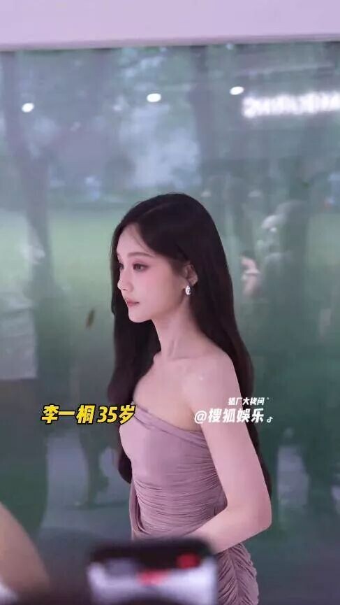 李一桐身材上热搜！脸部凹陷、瘦到衣服都挂不住（配图7）