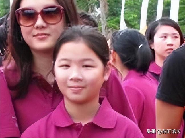 伏明霞全家罕见同框 完全富婆样 女儿似明星
