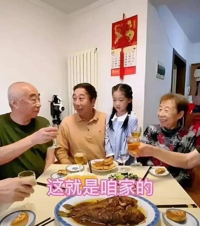 冯巩老旧小区生活照曝光 沙发破皮茶杯掉漆（配图6）