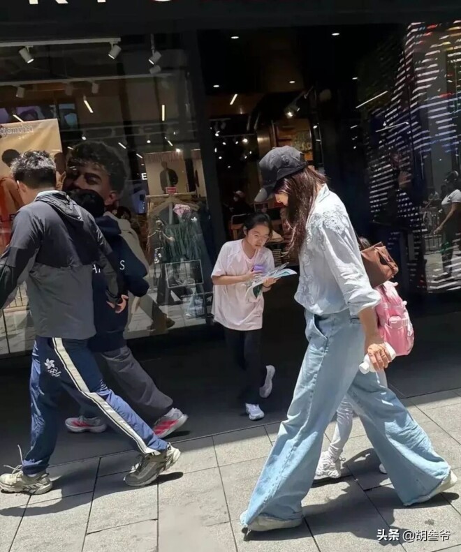 郭晶晶中环逛街被偶遇 衣服皱巴、头发干枯毛躁（配图7）