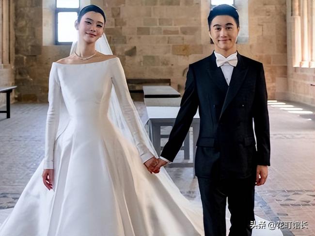 伏明霞全家罕见同框 完全富婆样 女儿似明星