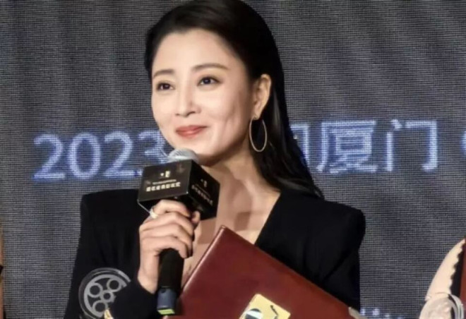 殷桃豪车多的开不过来 45岁被骂装嫩（配图2）