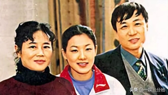 伏明霞74岁丈夫露面 佝偻头秃动作痴（配图21）