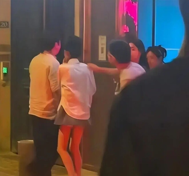 王思聪法国带妹K歌 被4个美女环绕累到靠墙（配图3）