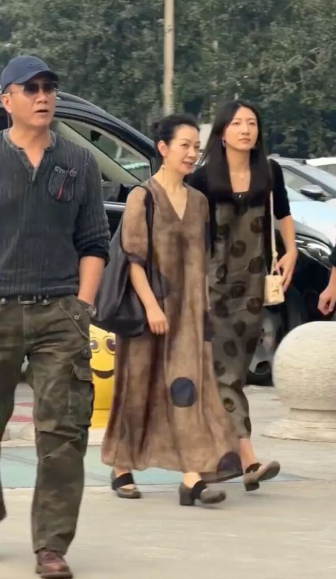 胡军一家四口同框：女儿比妈妈高 儿子帅气抢镜（配图5）