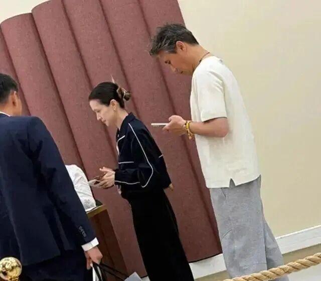 李乃文带妻子在法国购物,夫妻俩一共五个孩子(配图2)