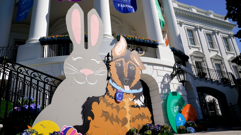 2023 年白宫复活节滚彩蛋活动期间将展示装饰品，2023 年 4 月 10 日星期一，在华盛顿。（美联社照片/Susan Walsh）