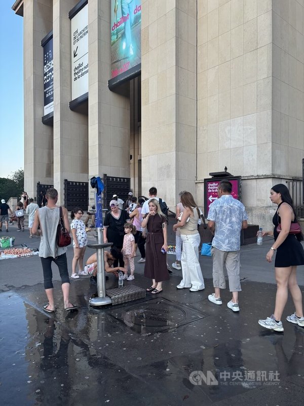 法国6月出现猛烈热浪，巴黎气温一度突破摄氏40度。 图为游客在托卡德洛广场（Trocadéro）旁的供水设施寻找一点清凉。 中央社记者曾依璇巴黎摄 115年7月18日