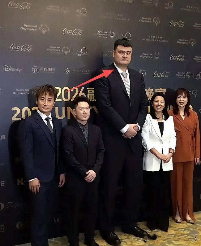 姚明回老家吃席，穿黑衣高又壮有400斤