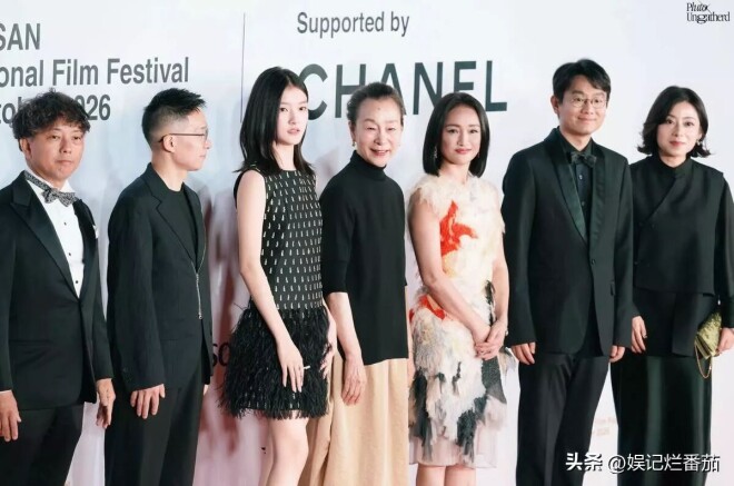 近距离看周迅：脸肿的认不出 头发黑却稀疏（配图21）