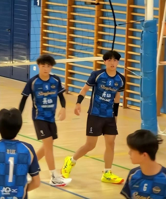 谢霆锋二儿子打排球，肌肉线条抢眼，又高又帅