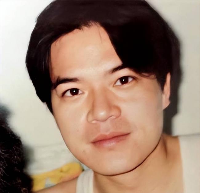他曾与四大天王齐名，被包养十年后，当了和尚