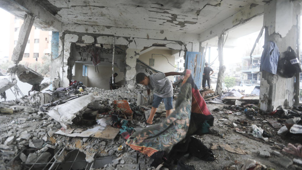 以色列在袭击联合国开办的学校后一天在加沙中部发动空袭，造成至少 18 人死亡 ...