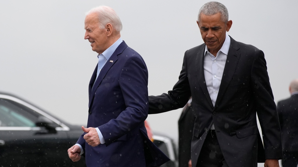 美国总统乔·拜登（左）和美国前总统巴拉克·奥巴马于 2 月 28 日星期四抵达约翰·F·肯尼迪国际机场024，在纽约。 （美联社照片/亚历克斯·布兰登）“ title=