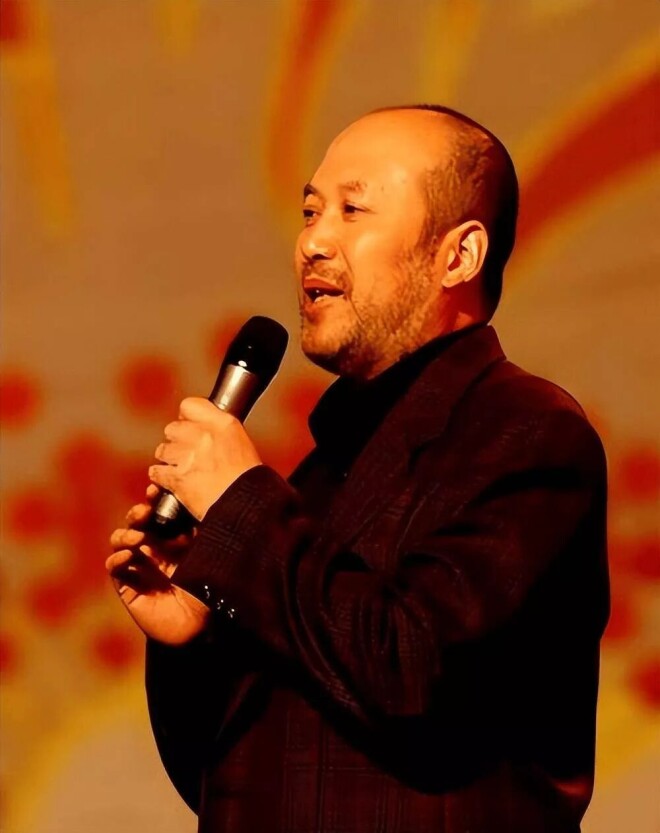 70岁郭达现状：住在西安老小区里养老,老态龙钟（配图2）