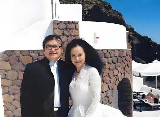 刘欢豪宅：装修值千万，客厅容百人，有私家酒吧