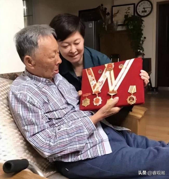 原来他俩是敬一丹的弟弟，如今身居高位